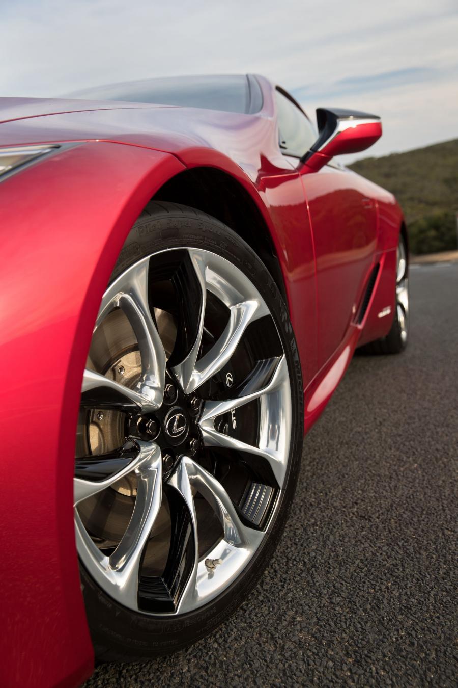 Колеса Lexus LC500h 2017 года  (AU) (фото 19 из 22)